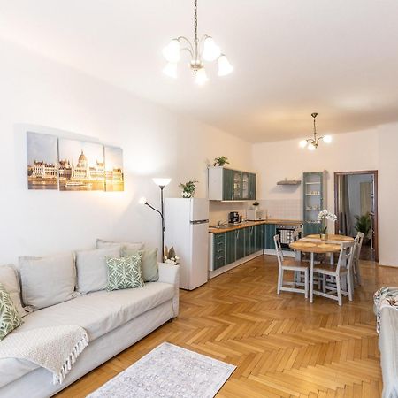 Riverside Balcony Apartment With View To Danube Budapest Exterior photo