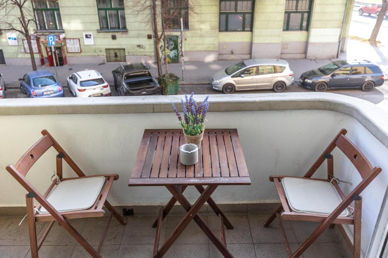 Riverside Balcony Apartment With View To Danube Budapest Exterior photo