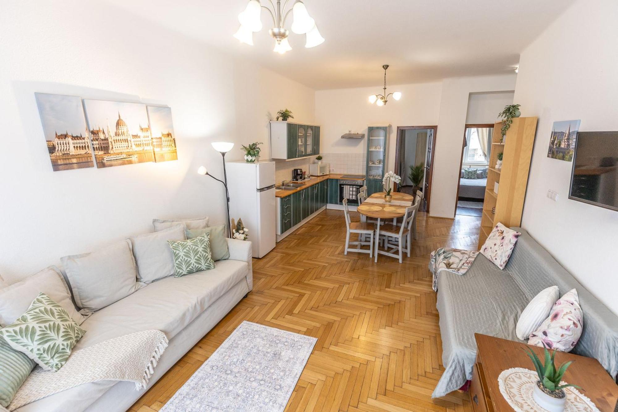 Riverside Balcony Apartment With View To Danube Budapest Exterior photo